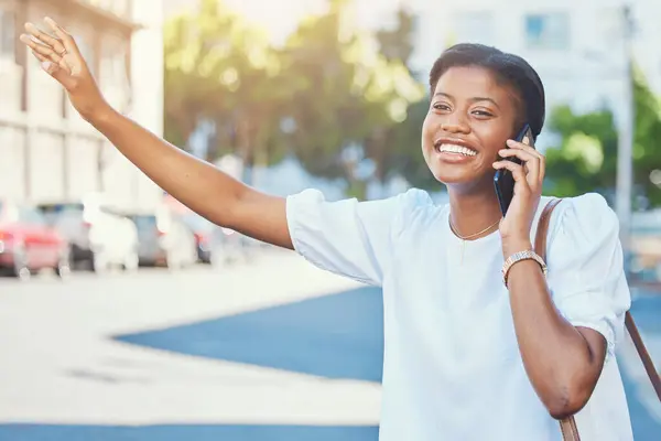 Chamada Telefônica Onda Táxi Com Uma Mulher Negra Cidade Durante — Fotografia de Stock