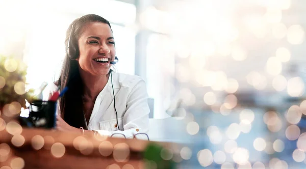 快乐的女人 呼叫中心 在客户服务或办公室电话营销的背景下大笑 网上建议或职场笑话中友善的女性人士 顾问或代理微笑 — 图库照片