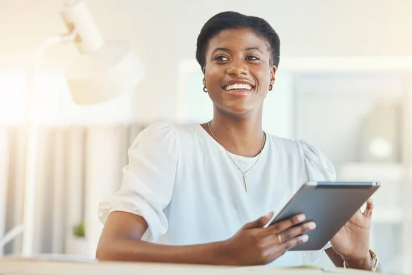 Tableta Oficina Feliz Negocio Negro Mujer Para Las Redes Sociales —  Fotos de Stock