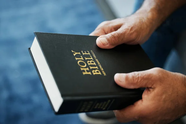 Ncil Kitap Insan Elleri Hıristiyan Inancı Din Veya Maneviyat Bilgisi — Stok fotoğraf