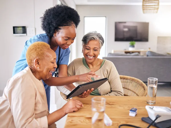 Tablet Sorriso Uma Enfermeira Com Idosos Cozinha Uma Casa Repouso — Fotografia de Stock