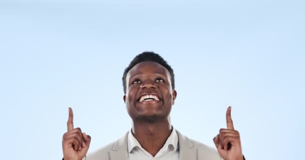 Boldog Fekete Férfi Felmutat Reklámoz Marketingben Vagy Stúdióban Kék Háttérrel — Stock videók