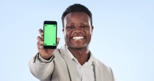 スタジオブルーの背景でマーケティングや広告のためのハッピーブラックマン グリーンスクリーン アフリカのビジネスマンの肖像画 スマイルとモバイルスマートフォンアプリ ディスプレイまたはモックアップスペースを表示 — ストック動画