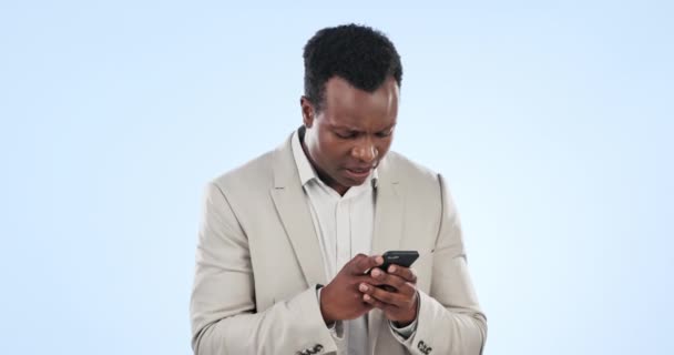 ソーシャルメディア モバイルアプリ またはインターネット上でネットワーキングスタジオでストレス 白バックグラウンドで誤って携帯電話にスクロール 若いアフリカの男性 — ストック動画