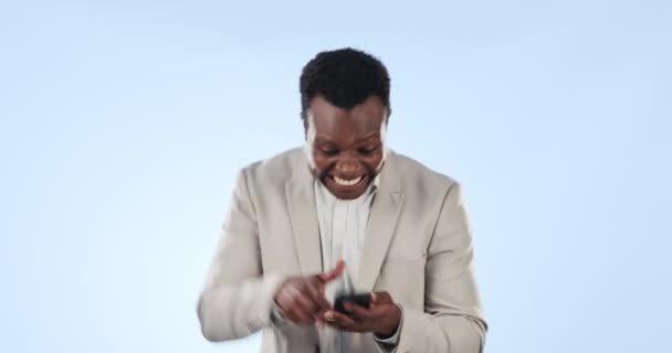 Opgewonden Zwarte Man Telefoon Geld Regen Financiële Vrijheid Het Winnen — Stockvideo