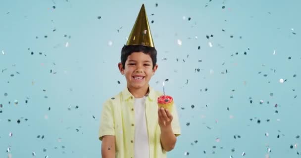 Mutlu Yıllar Çocuk Konfetili Portre Kek Şapka Mutluluk Stüdyonun Mavi — Stok video