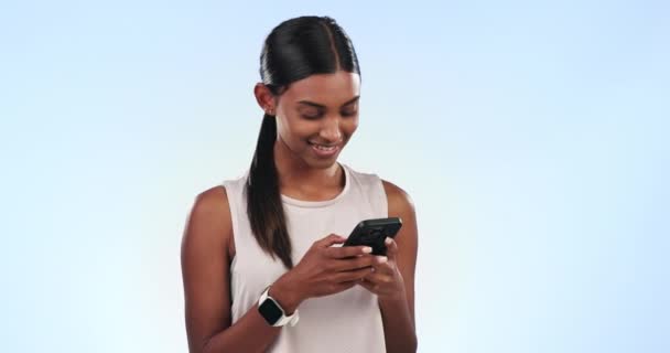 Kobieta Sms Czytanie Telefonem Studio Uśmiech Myślenie Komunikacji Przez Niebieskie — Wideo stockowe