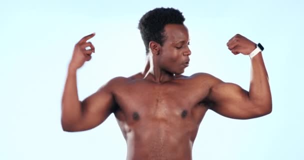 Muskel Flex Och Ansikte Svart Man Studio För Fitness Bodybuilder — Stockvideo