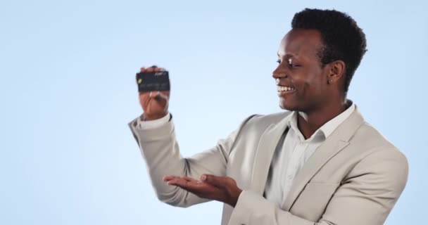 Vrolijke Zwarte Man Creditcard Palm Financiën Reclame Bankieren Tegen Een — Stockvideo