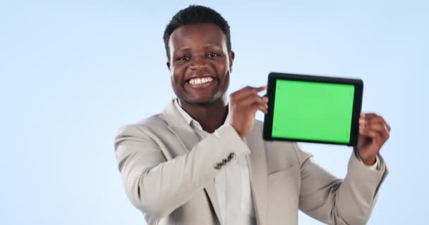 スタジオの背景に対する広告やマーケティングのためのハッピーブラックマン タブレット 緑の画面 モックアップスペースにテクノロジーディスプレイ アプリ トラッキングマーカーを表示するアフリカのビジネスマンの肖像画 — ストック動画