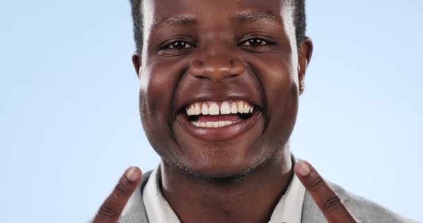 Homem Sorrir Apontar Para Dentes Estúdio Closeup Higiene Oral Odontologia — Vídeo de Stock