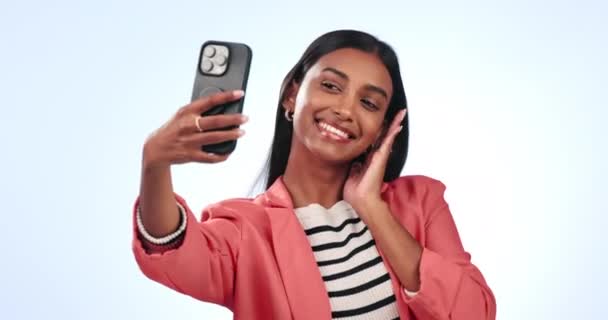 快乐的女人或有影响力的人在社交媒体的演播室里带着时髦的风格或微笑自拍 酷女人或印度女人在白色背景下拍照 上网或拍照 — 图库视频影像