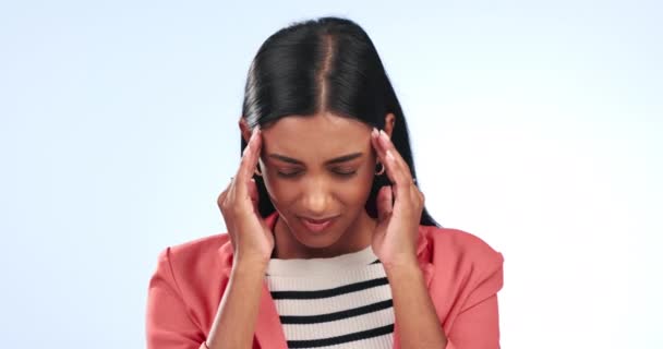 Vrouw Migraine Angst Met Stress Met Tempelmassage Pijn Blauwe Studioachtergrond — Stockvideo