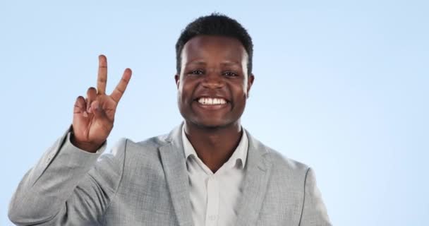 Zakelijk Portret Zwarte Man Met Vredesteken Steun Gelegenheid Blauwe Studioachtergrond — Stockvideo