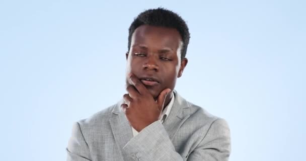 Düşünmek Şüpheye Düşmek Kafa Karışıklığı Dalgınlık Duygular Odaklanma Siyahi Işadamı — Stok video