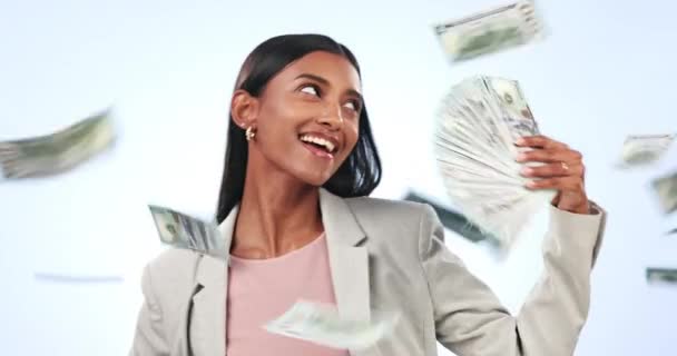 Geschäftsfrau Geld Und Fan Für Erfolg Feier Und Lotterie Bonus — Stockvideo