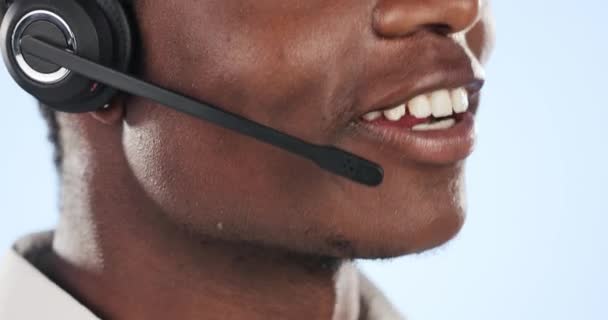 Ευτυχισμένος Μαύρος Στόμα Και Τηλεφωνικό Κέντρο Στην Παροχή Συμβουλών Εξυπηρέτησης — Αρχείο Βίντεο