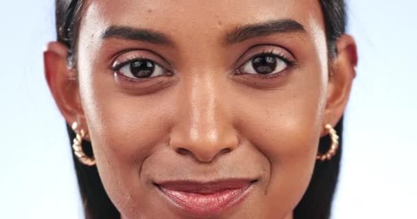 幸福は スタジオで明確な皮膚のための化粧品 化粧品 モデルで顔の美しさで インドの少女 皮膚科 クローズアップとセルフケアの肖像画の遺伝子Z麻酔のための笑顔とスキンケア — ストック動画