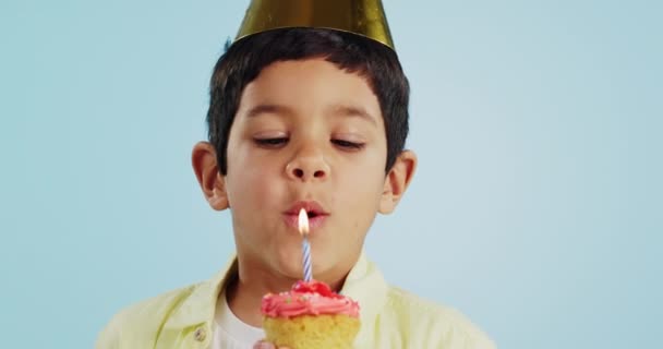 为生日 庆祝活动或工作室背景下的愿望吹点蜡烛 孩子和纸杯蛋糕 脸谱和饥饿的男孩 带着派对食物 蛋糕或甜点参加礼物或活动 — 图库视频影像