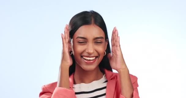 Stüdyoda Gülümseyen Güzel Moda Olan Yüzü Elleri Mutlu Bir Kadın — Stok video
