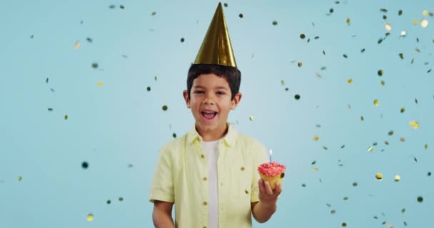 Feliz Aniversário Criança Sorriso Com Confete Festa Com Cupcake Chapéu — Vídeo de Stock
