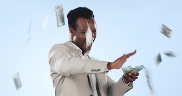 Homem Negro Feliz Chuva Dinheiro Liberdade Financeira Ganhar Loteria Contra — Vídeo de Stock