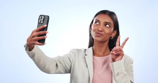 Bizneswoman Selfie Znak Pokoju Studio Uśmiechem Szczęście Dąsanie Się Telefonu — Wideo stockowe