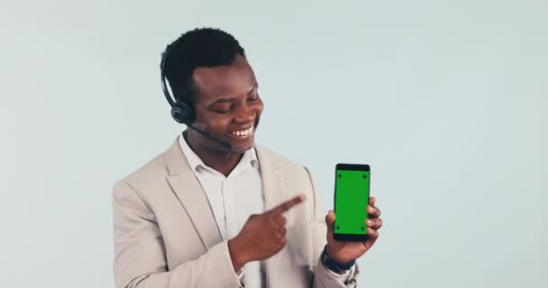 Call Center Black Man Pointing Phone Green Screen Mobile App — Stock Video