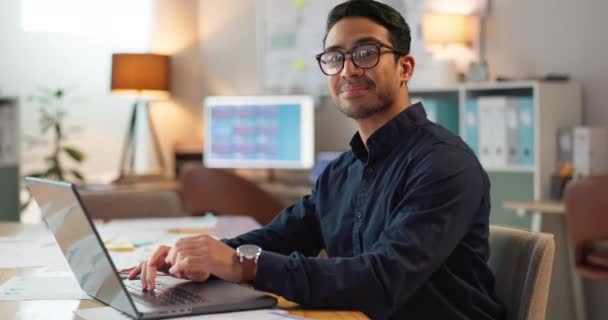 Портрет Щасливої Людини Офісі Друк Ноутбуці Планування Онлайн Досліджень Творчого — стокове відео