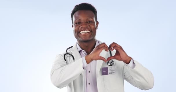 Serce Rękach Lekarz Czarny Człowiek Studio Usługi Medyczne Opiekę Wsparcie — Wideo stockowe