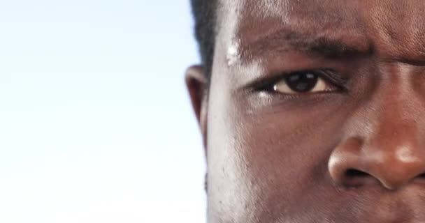 Metade Face Close Homem Negro Com Surpresa Notícias Ouvir Conversa — Vídeo de Stock