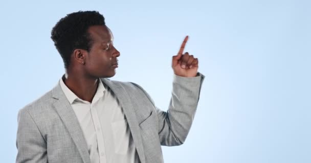 Siyahi Bir Adam Mavi Bir Stüdyonun Arka Planında Reklam Pazarlama — Stok video