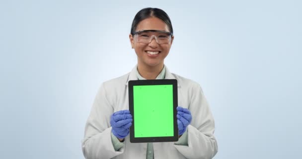 Ασιάτισσα Γυναίκα Tablet Και Επιστήμονας Πράσινη Οθόνη Στη Διαφήμιση Φόντο — Αρχείο Βίντεο