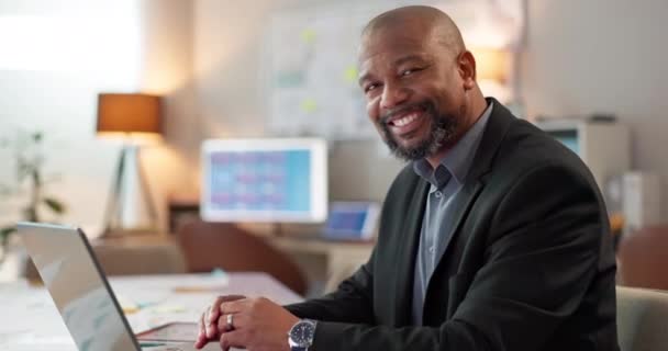 オフィス ラップトップ デジタルエージェンシーのクリエイティブプロジェクトのためのオンライン研究を計画する幸せな黒人男性の肖像画 インターネット ウェブサイト ネットワーキング 投資のための笑顔とコンピュータを備えたビジネスマン — ストック動画