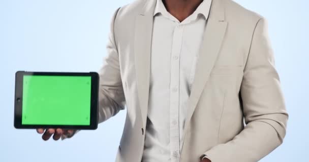 手拉手 指着带有绿色屏幕的平板电脑 在工作室背景下做广告 在模拟空间上显示技术应用程序 显示或跟踪标记的商务人士的闭包 — 图库视频影像