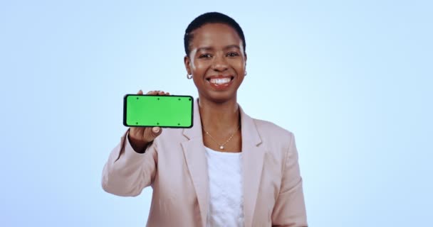 绿色屏幕和微笑的黑人女性在手机应用程序 网站信息或社交媒体工作室的肖像 在蓝色背景模型的网络中快乐的女商人 智能手机或铬钥匙 — 图库视频影像