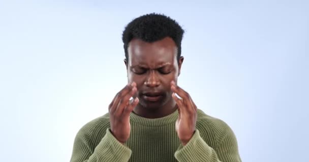 黑人男子 疼痛和头痛在工作室的压力 危机和精神健康的蓝色背景 因焦虑 脑雾和偏头痛 抑郁和眩晕而沮丧的模型按摩庙宇 — 图库视频影像
