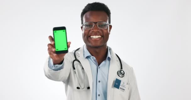 电话绿色屏幕和快乐的黑人男子与网站标识 医院联系信息或医疗工作室 模拟空间和肖像外科医生播放白色背景的医疗保健新闻 — 图库视频影像