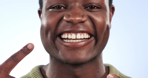 Szekrény Gesztus Egy Fekete Férfi Fogászati Egészségügyi Büszkeséggel Fogászati Eredményekkel — Stock videók