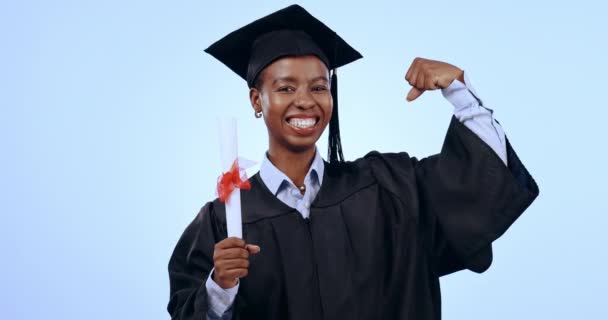 Szczęśliwa Czarna Kobieta Ukończenie Szkoły Certyfikat Sukcesie Lub Wygranej Niebieskim — Wideo stockowe