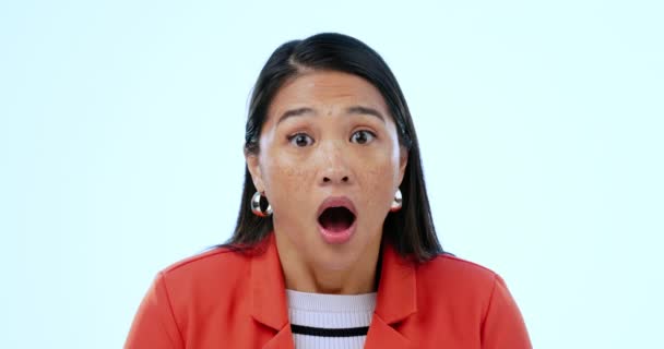 Woman Face Shocked Surprised News Gossip Drama Studio Blue Background — Stock Video