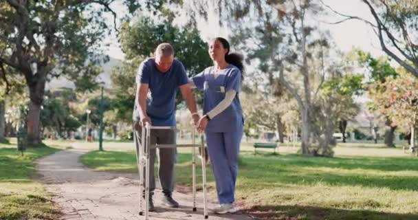 Berjalan Pria Senior Dan Perawat Membantu Outdoor Taman Taman Atau — Stok Video