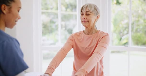 Senior Mujer Mancuerna Para Fisioterapia Bienestar Fitness Con Soporte Fisioterapeuta — Vídeos de Stock