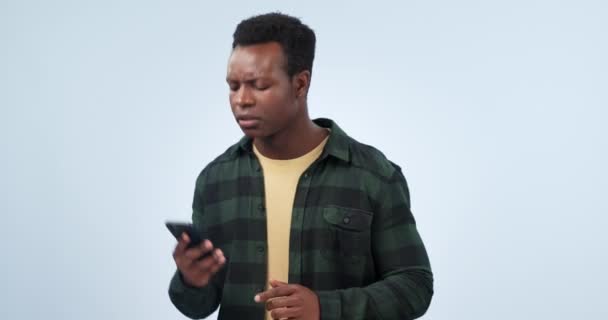 Confuso Leggendo Informazioni Uomo Colore Con Telefono Uno Sfondo Studio — Video Stock
