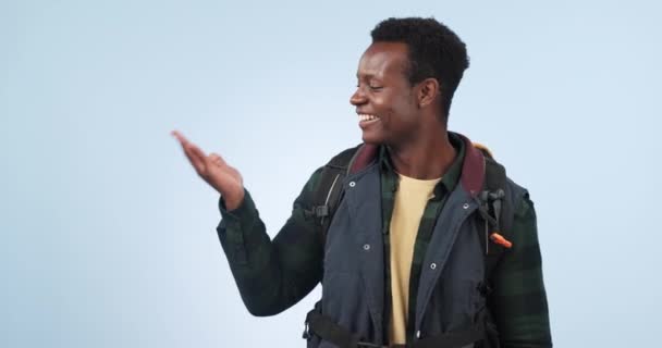 Estudio Senderismo Hombre Negro Feliz Gesto Palma Para Comerciales Promoción — Vídeos de Stock