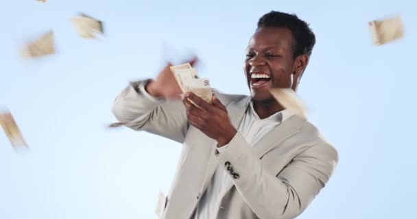 Счастливый Черный Человек Денежный Дождь Наличные Финансовой Свободе Выигрыш Лотерея — стоковое видео