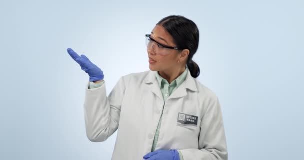 思考和亚洲女人有决断力 困惑和蓝色背景的选择 工作室中的生物技术 医疗保健和对医学研究有疑问的科学家的肖像 — 图库视频影像