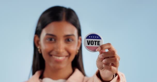 女人和徽章投票 美国的选举和支持在工作室的蓝色背景与幸福 个人和政府投票徽章 自由和选择或模拟空间的决定 — 图库视频影像