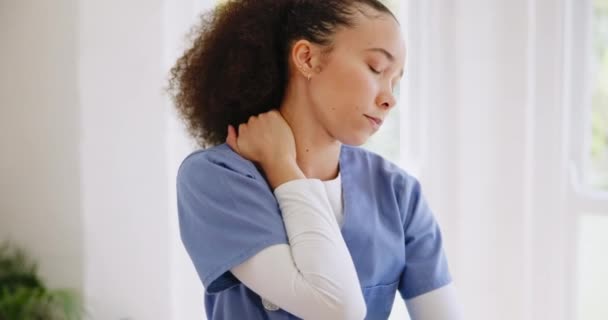 压力和妇女颈部疼痛 疲倦或过度劳累与脊柱受伤 疲倦或健康 在医院有炎症 疲倦或肌肉紧张的人 护士或医疗专业人员 — 图库视频影像