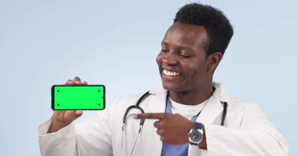 电话和黑人男人指向工作室的绿色屏幕隔离在一个蓝色的背景模拟空间 智能手机 跟踪标识和快乐医疗专业广告宣传的手 — 图库视频影像
